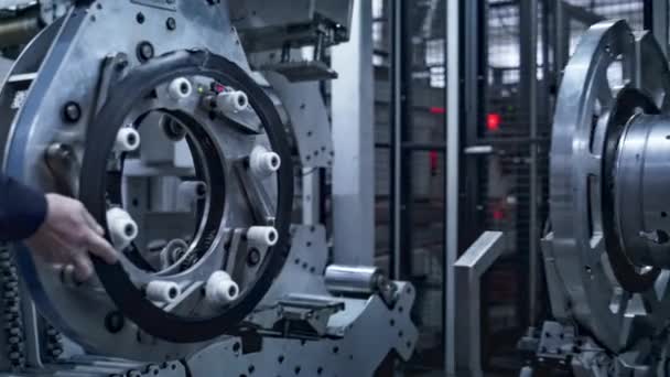 Trabalhador do fabrico de pneus tecnológicos que controla o processo de produção na fábrica — Vídeo de Stock