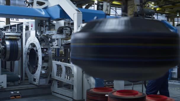 Ingenieros de plantas de estampado de neumáticos que trabajan en la fabricación tecnológica — Vídeos de Stock