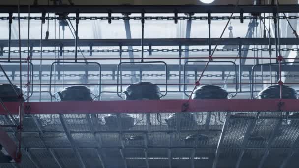Bandenfabricage transportband verplaatsen rubber blanks automatisch in magazijn — Stockvideo