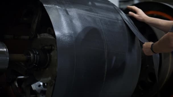 Fita de ajuste de fábrica de pneus de borracha na máquina de fabricação no armazém — Vídeo de Stock