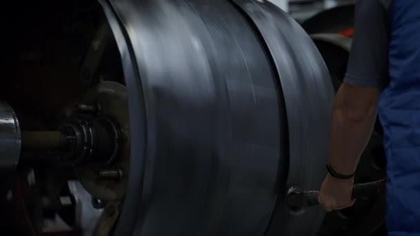 Empleado de la fábrica de producción de neumáticos que controla el proceso de fabricación — Vídeo de stock