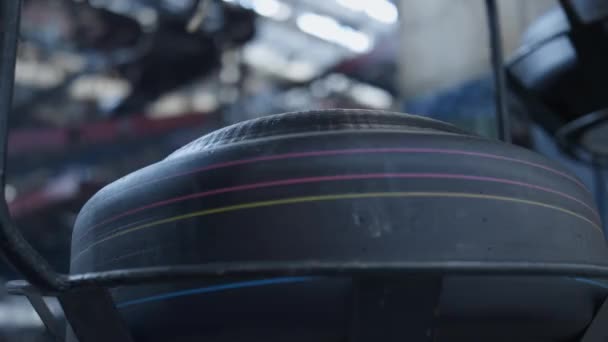 Detaljerede dæk produktion transportbånd flytter sorte gummiemner automatisk – Stock-video
