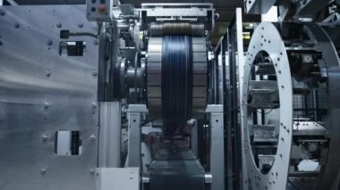 Araba lastiği otomatikleştirilmiş üretim makinesi teknolojik imalatta çalışıyor.