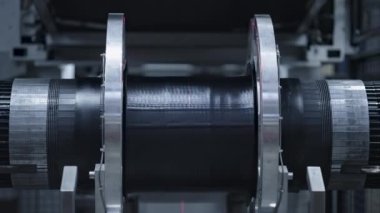 Modern endüstriyel fabrikada otomatikleştirilmiş lastik üretim teknolojisi görüntüsü