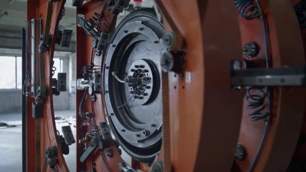 産業用オートマットにゴムテープを設置するタイヤ製造工場機構 — ストック動画