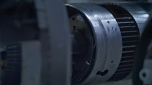 Ρομποτικός εξοπλισμός κατασκευής προϊόντων κατασκευής ρομποτικών ελαστικών closeup στο εργοστάσιο — Αρχείο Βίντεο