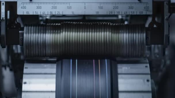 ワークショップでタイヤゴムテープマシンが自動的に生産をスタンピング回転 — ストック動画