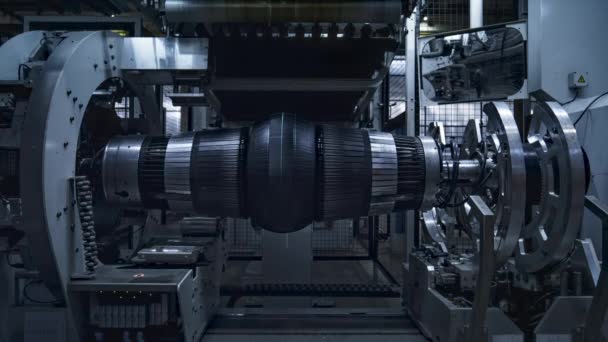 Máquina de produção de pneus rotativa em produtos tecnológicos de estampagem de fábrica — Vídeo de Stock