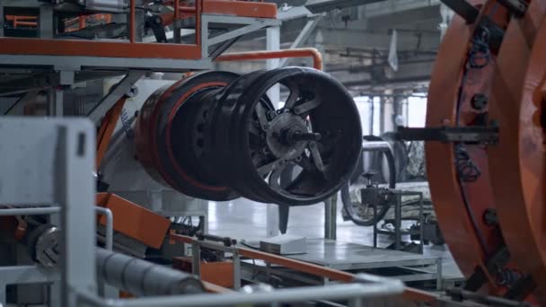 Otomatik robotik lastik üretim makinesi otomotiv atölyesinde hareket ediyor — Stok video