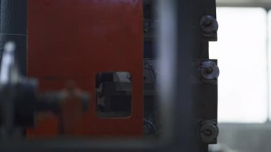 Arka plan çalışanı ile çalışan yakın çekim lastik üretim makinesi