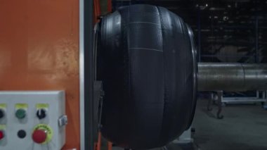 Teknoloji fabrikasında otomobil lastiği üretim makinesi çalışıyor.