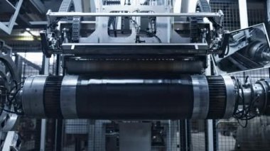 Robotik lastik üretim ekipmanları yeni lastik ürünü döndürüyor.
