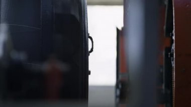 Fabrikada çalışan işçilerle birlikte lastik üretim sürecini kapatın.