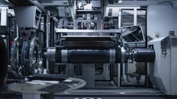 Robotniczy pracownik fabryki opon obsługujący proces produkcji w zamknięciu fabryki — Wideo stockowe