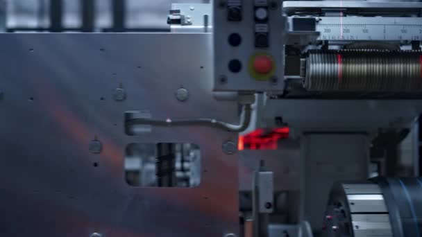 Máquina de fabricação de pneus de close-up trabalhando em oficina automatizada industrial — Vídeo de Stock