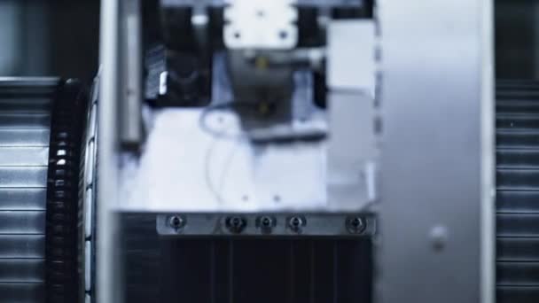 Closeup dæk stempling maskine arbejdsproces spinding gummi tape på fabrikken – Stock-video