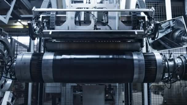 Robotbandenproductie-uitrusting voor het stempelen van nieuwe rubberproducten — Stockvideo
