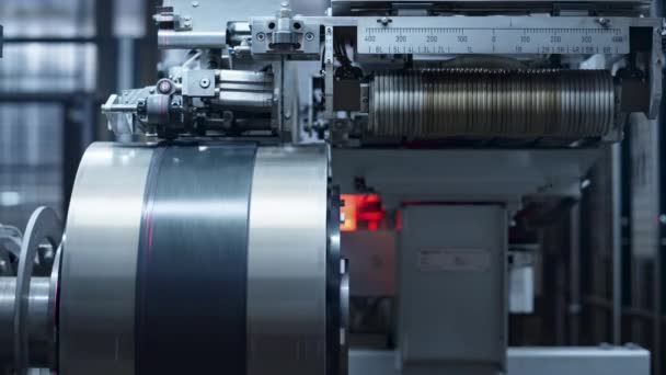 Proceso de trabajo automatizado de producción de neumáticos en un almacén moderno automotriz — Vídeos de Stock