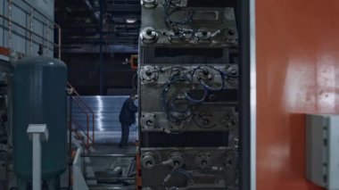 Fabrikada çalışan arka plan işçisi olan bir otomobil lastiği üretim makinesi.