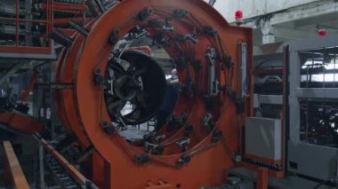 Teknoloji fabrikasında otomobil lastiği üretim makinesi çalışma süreci