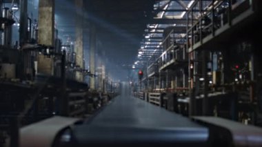 Kapalı lastik fabrikası taşıyıcısı otomotiv otomobil atölyesinde üretim yapıyor