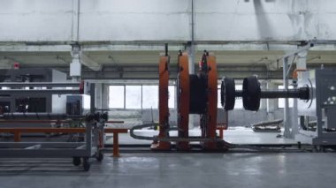 Teknolojik modern atölyede fabrika lastiği üretim makinesi