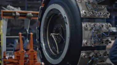 Teknolojik modern fabrikada çalışan lastik lastik üretim mekanizması.