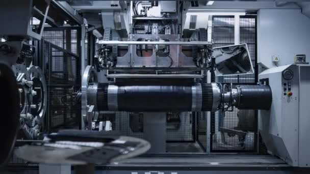 Technologische bandenproductiemachine die nieuwe rubberapparatuur maakt in de fabriek — Stockvideo