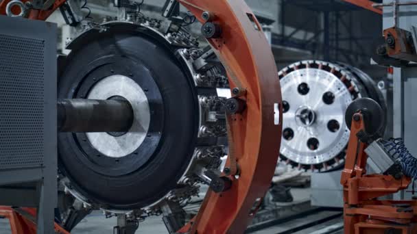 Роботизована машина шин на технологічному виробництві з фоновим працівником — стокове відео