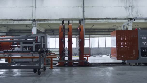 Arbeiter bei der Reifenherstellung kontrollieren Produktionsprozess in Fabrik — Stockvideo