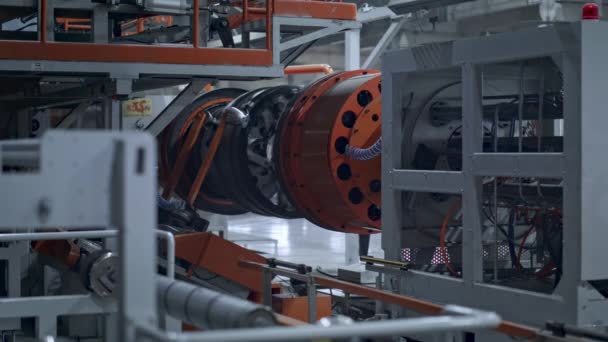 Máquina de fabricação de pneus rotativa com fita de borracha em oficina tecnológica — Vídeo de Stock