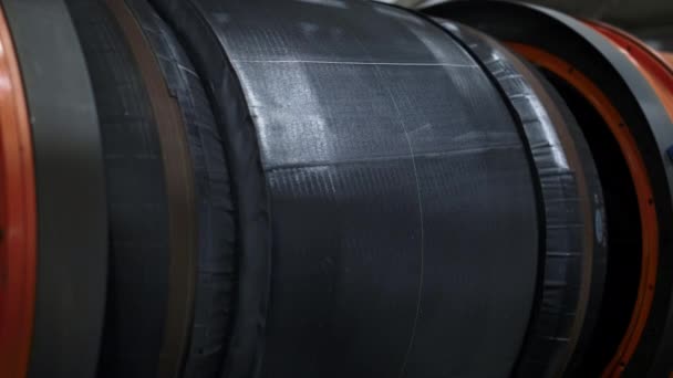 Empregado na fabricação de pneus mantendo o processo de produção tocando fita — Vídeo de Stock
