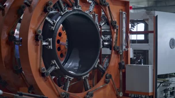 Automat de estampagem de pneus robóticos se movendo em instalações de fábrica de automóveis modernos — Vídeo de Stock