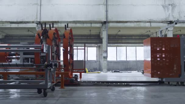 Fabricación de neumáticos de producción de movimiento automático en las instalaciones de taller tecnológico — Vídeos de Stock
