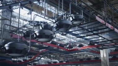 Fabrikada otomobil teçhizatı üretimi yapan lastik üretim hattı