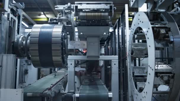 Moderne band productie machine werkproces in technologische werkplaats — Stockvideo