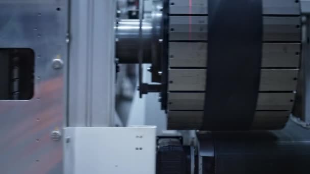 Linia do produkcji opon samochodowych z obrotową taśmą gumową w fabryce — Wideo stockowe