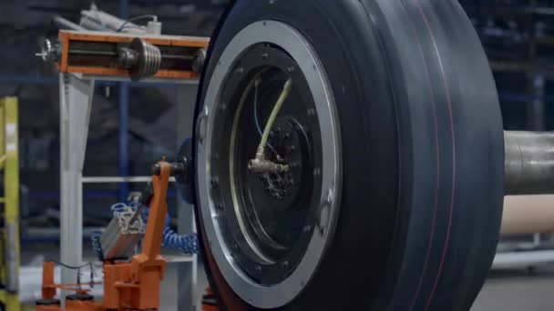 Däcktillverkning maskin roterande med ny bil gummidäck på industriell fabrik — Stockvideo