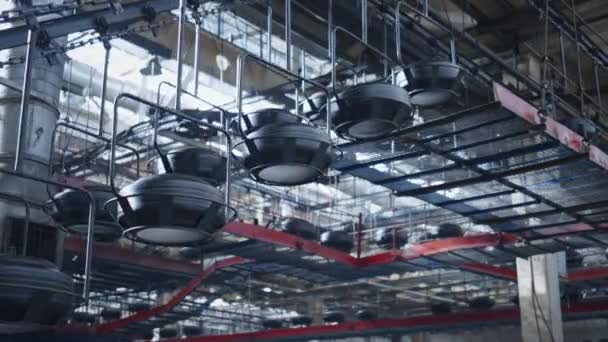 Línea de transporte de taller de neumáticos que mueve la producción en fábrica de automóviles industriales — Vídeos de Stock