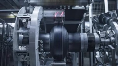 Teknolojik lastik üretim makinesi fabrikada yeni lastik üretimi yapıyor.