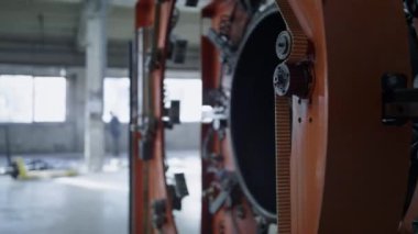 Teknolojik ıslahevinde hareket eden otomatik robotik lastik üretim mekanizması