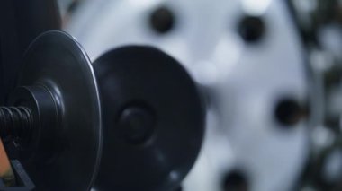 Otomatik robotik fabrikada çalışan detaylı lastik fabrikası.
