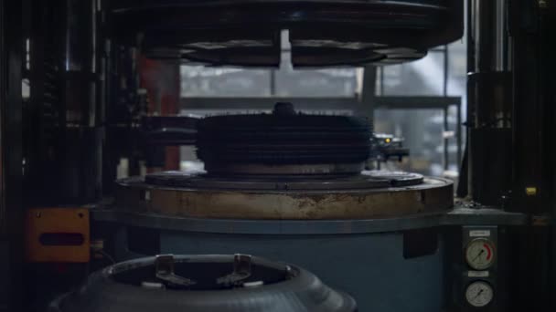 Mecanismo de producción de neumáticos de fábrica que hace nuevo producto de caucho en fabricación — Vídeo de stock