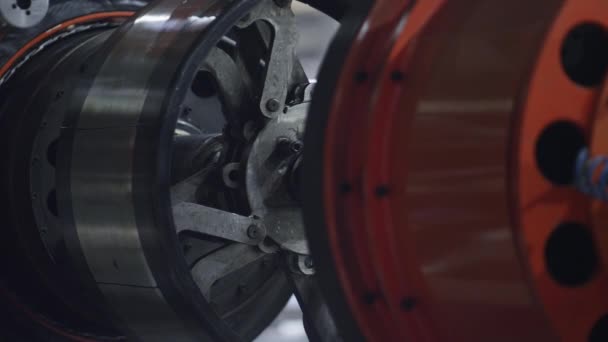 Mecanismo detalhado da planta do pneu do automóvel que move-se no fechamento automotivo da casa de trabalho — Vídeo de Stock