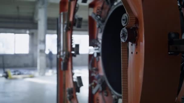 Механизм автоматизированного производства шин двигается в технологическом цехе — стоковое видео