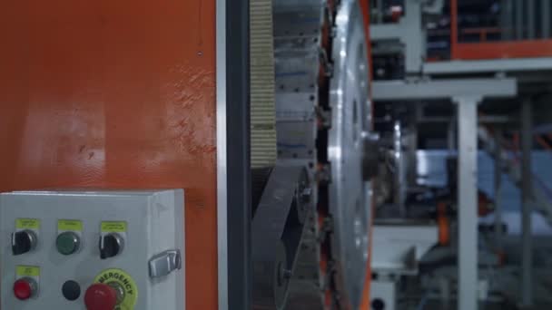 Robotgumiabroncs-gyártó berendezés a modern autóipari raktár közelségében — Stock videók