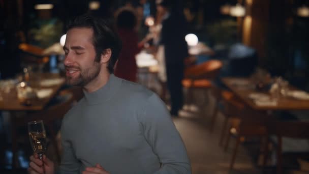 П'яний чоловік танцює на святкуванні ресторану. Щасливий хлопець насолоджуватися задоволенням в барі — стокове відео
