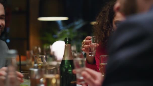 Multietničtí přátelé se baví společně v restauraci. Koncept oslavy. — Stock video