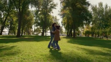 Neşeli kız Sunny Park 'ta birlikte annecilik oynuyor. Mutlu aile hafta sonu