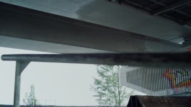 Aktif genç, kaykay pistinde raylarda atlama numarası yapıyor..